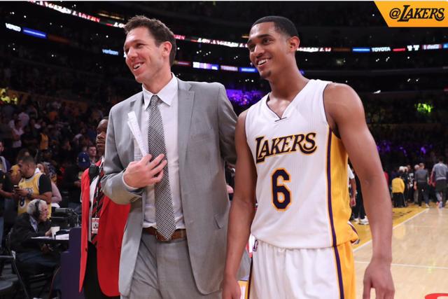 背景音乐中 背景音乐中